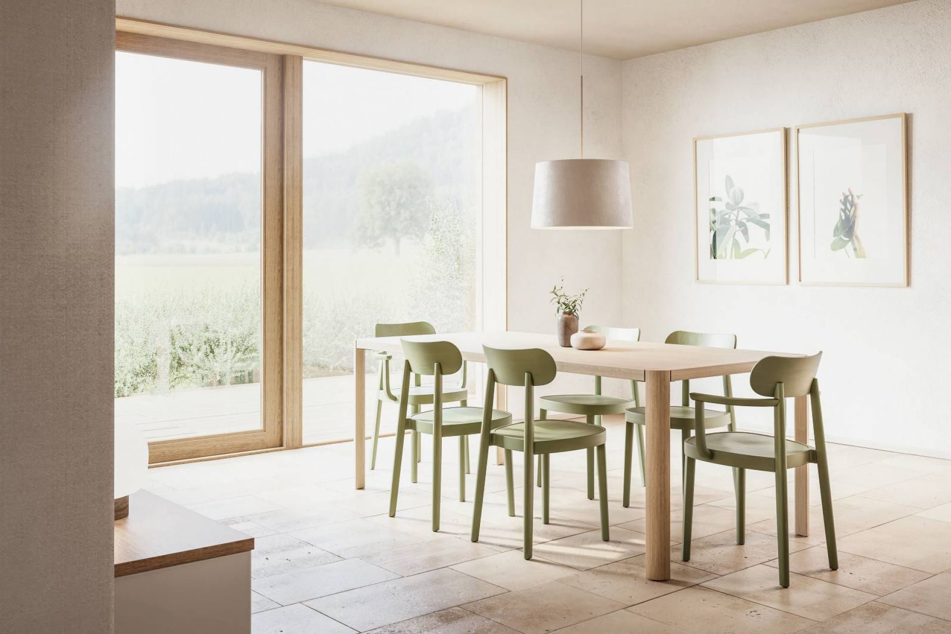 Esszimmer mit hellem Holztisch und sechs grünen Holzstühlen, moderne Pendelleuchte und Natur-Dekoration.