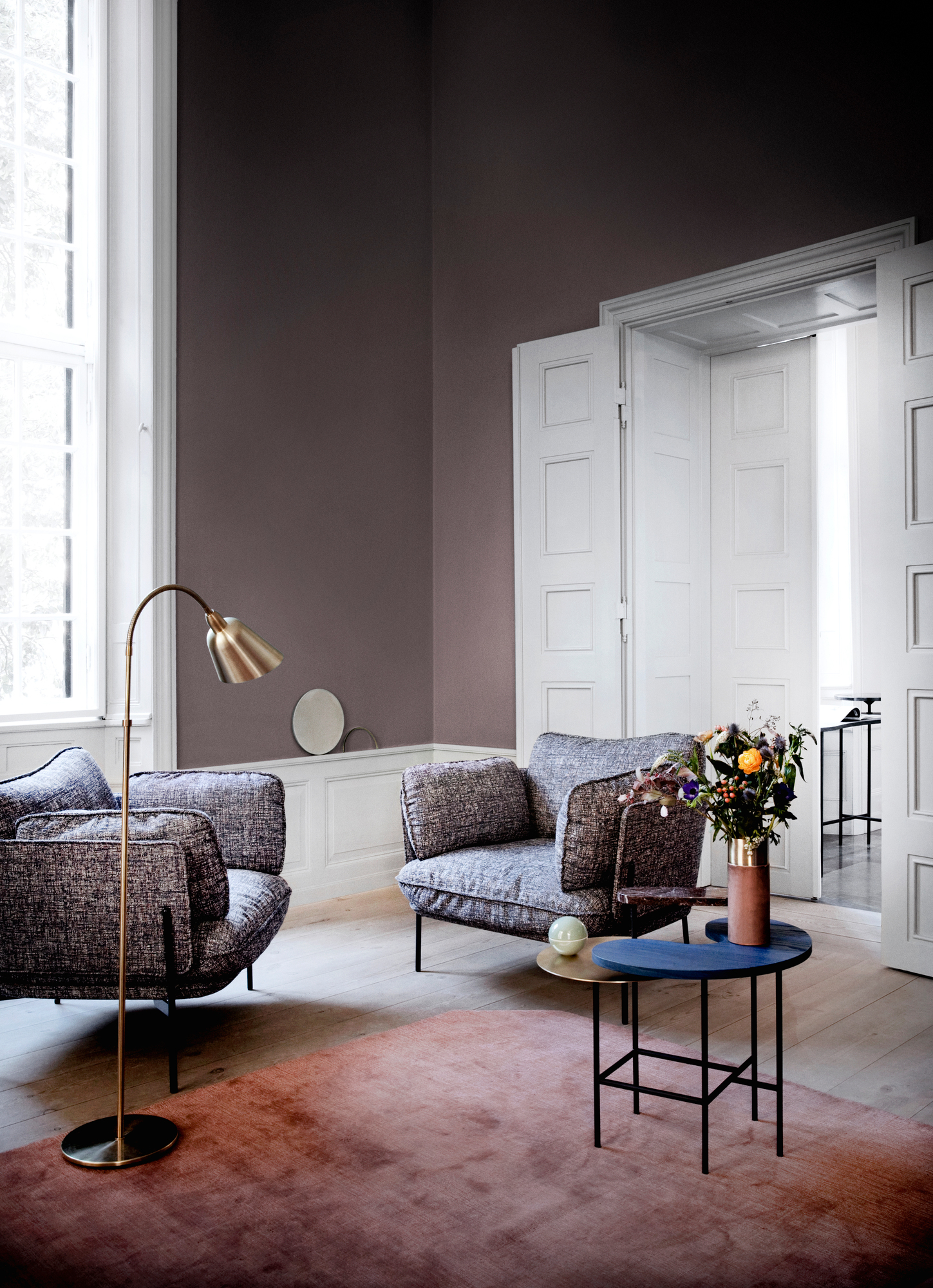 Wohnzimmer-Szene mit zwei Cloud Sesseln von AndTradition, Teppich, Lampe und Beistelltisch.