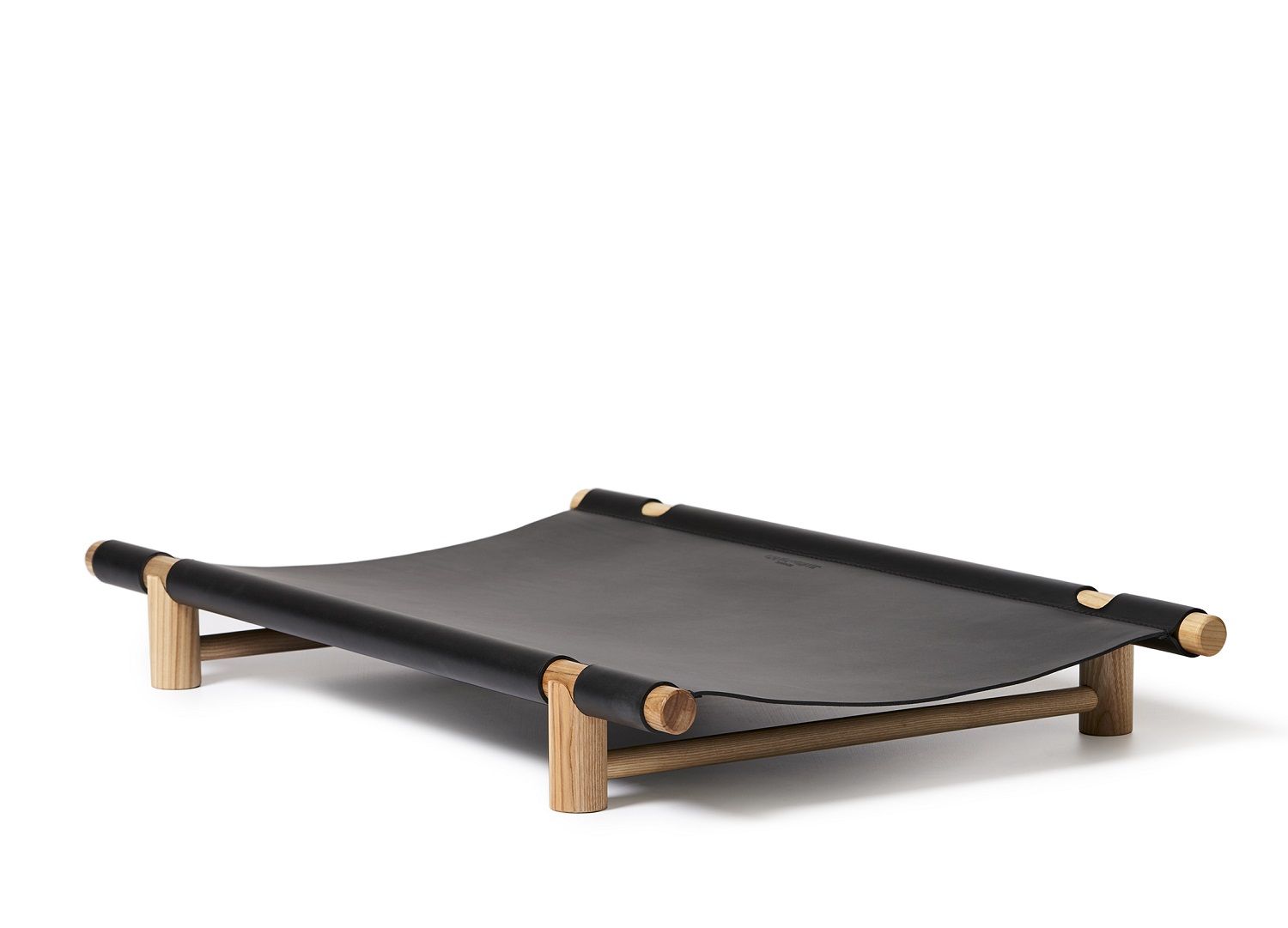 Berberé Hundebett tragbar: Modernes Hundebett aus schwarzem Leder und hellem Holzgestell.