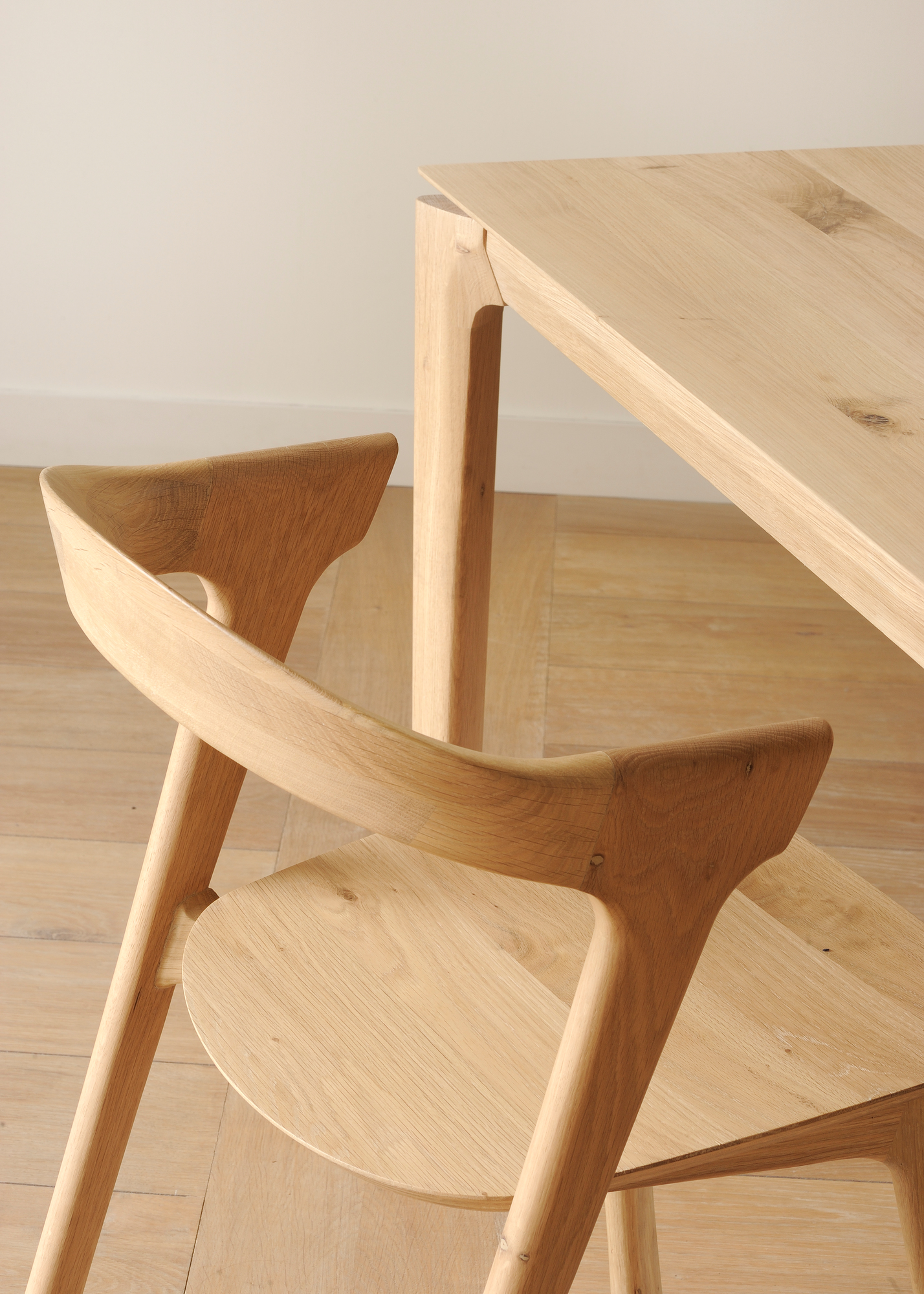 Holzstuhl Mit Armlehne Eiche - minimalistisches Interieur
