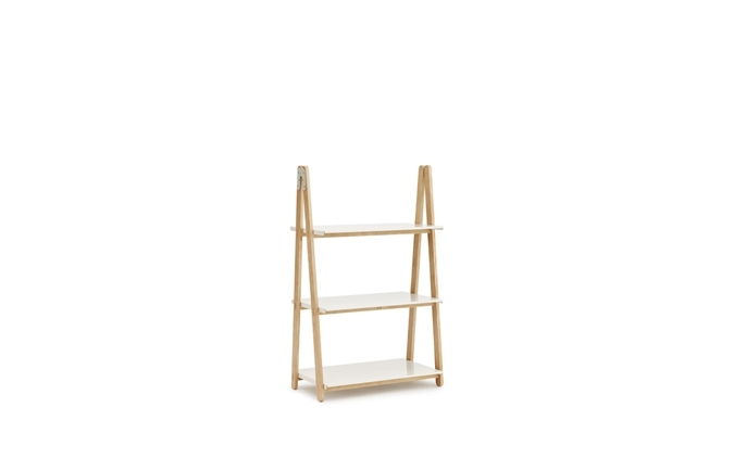 Kleines, weißes Normann Copenhagen Regal "One Step Up Bookcase" mit drei Ablageflächen und Holzgestell.
