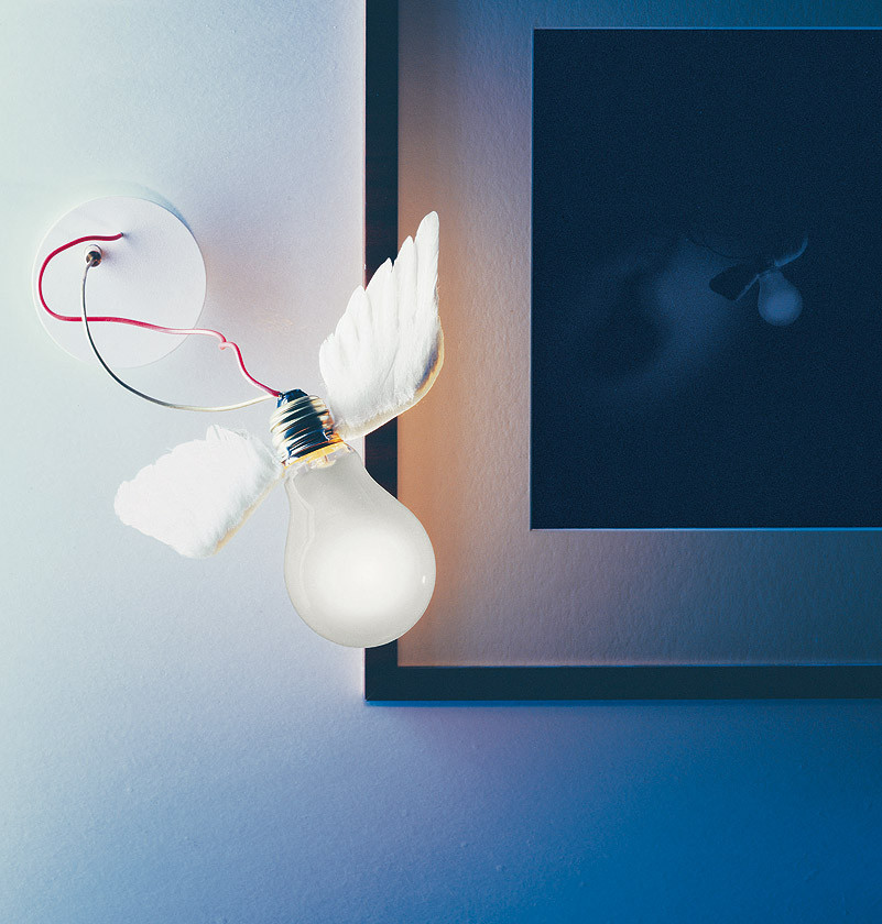 Lucellino Wandleuchte von Ingo Maurer: Glühbirne mit Flügeln als Design Wandlampe für stimmungsvolle Beleuchtung.