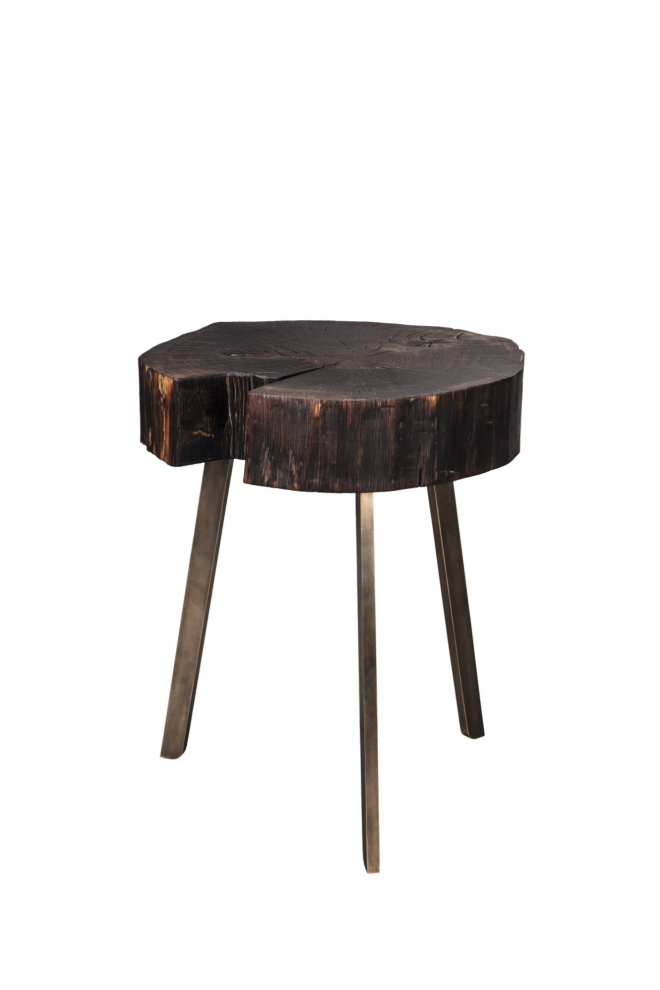 Janua Stomp Beistelltisch aus dunklem Holz mit drei Metallbeinen, rustikaler Holzhocker.