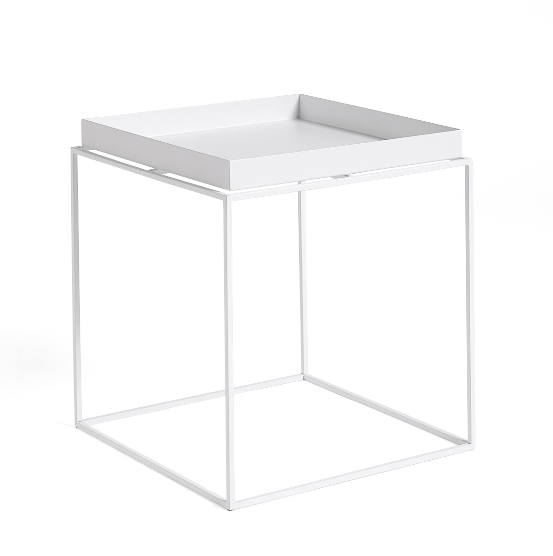 Weißer Tray Table M Beistelltisch von Hay mit quadratischer Tischplatte und minimalistischem Metallgestell.