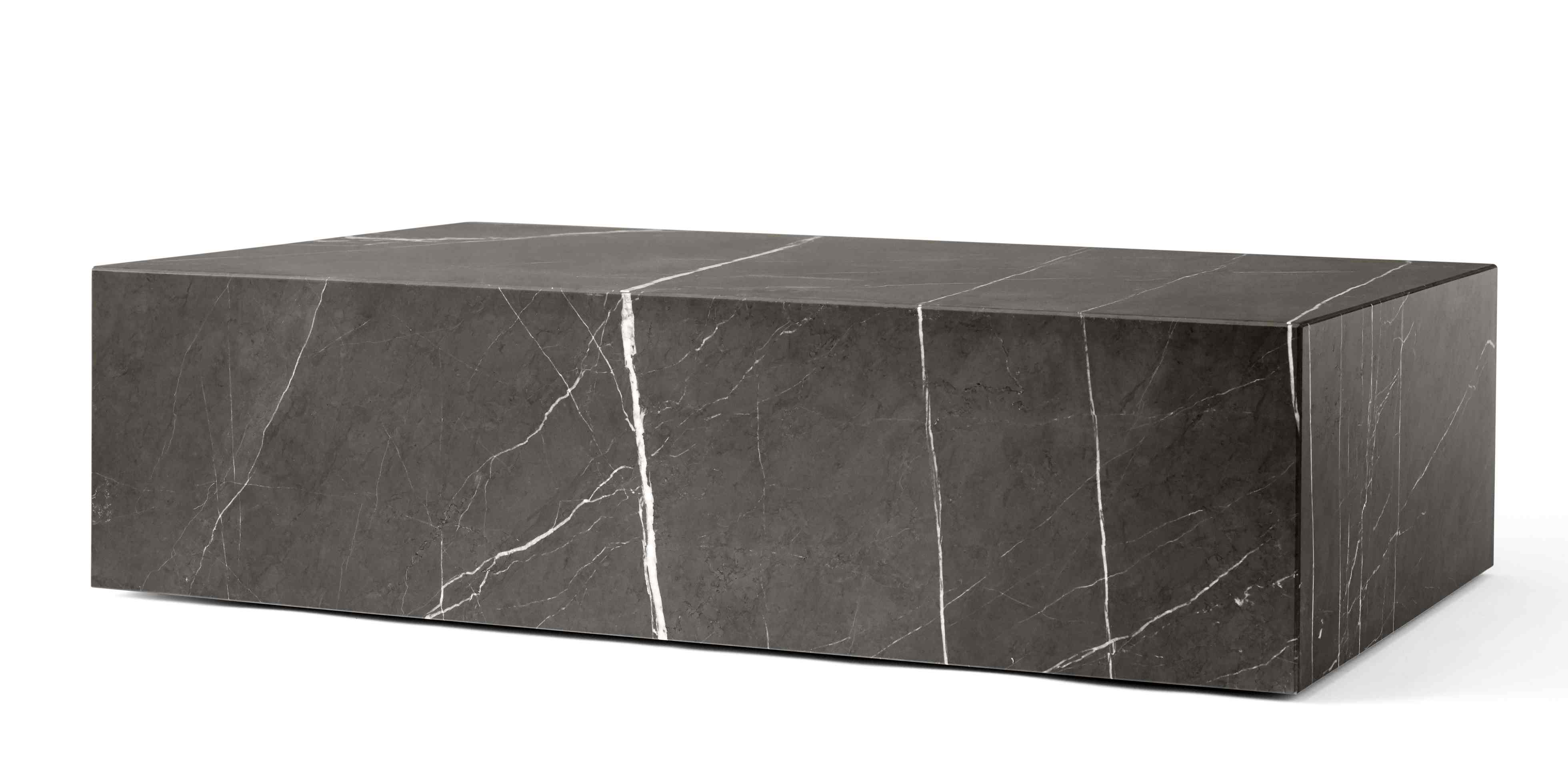 Audo Plinth Low Beistelltisch aus dunklem Marmor mit weißen Adern, rechteckige Form.