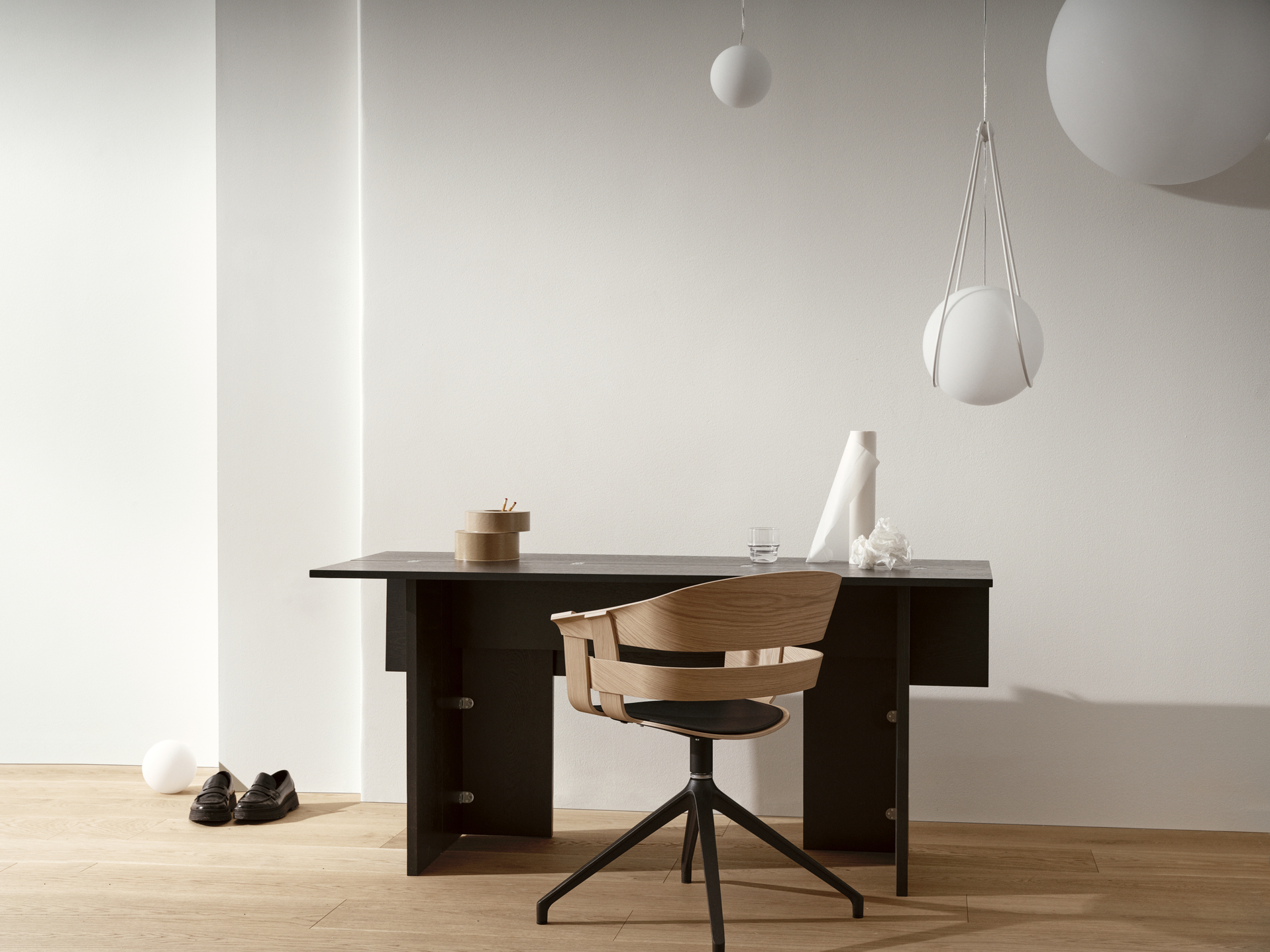 Schwarzer Design House Stockholm Klapptisch "Flip Table" mit Stuhl und Deko in minimalistischem Raum.