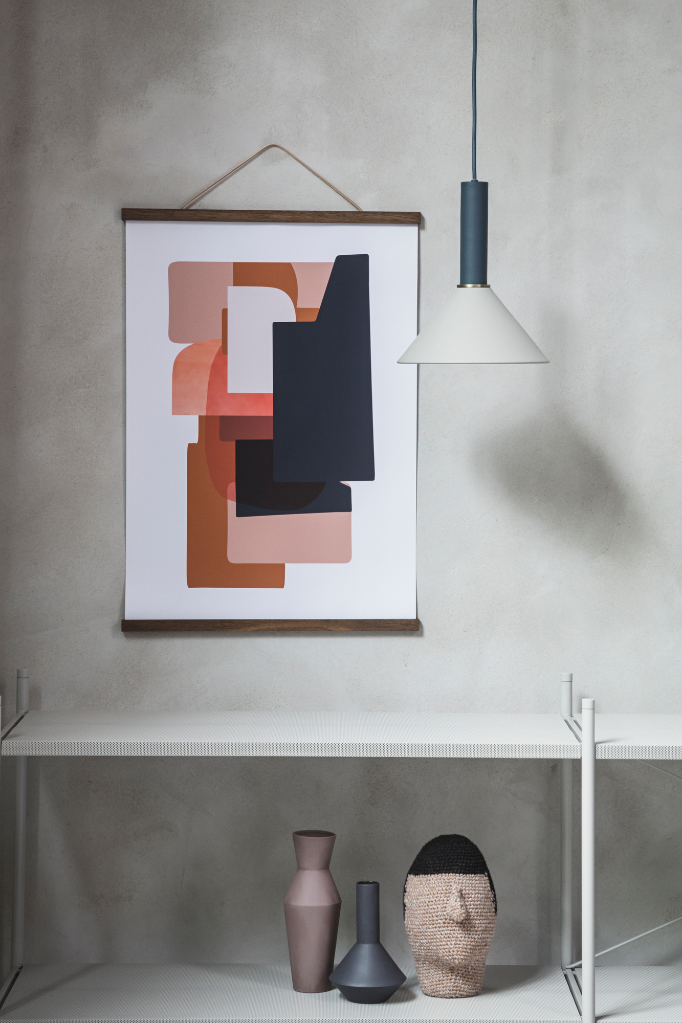 Graues Ferm Living Punctual Regal mit Deko: Vasen, Kopfskulptur. Modernes Regalsystem für Wohnraumgestaltung.