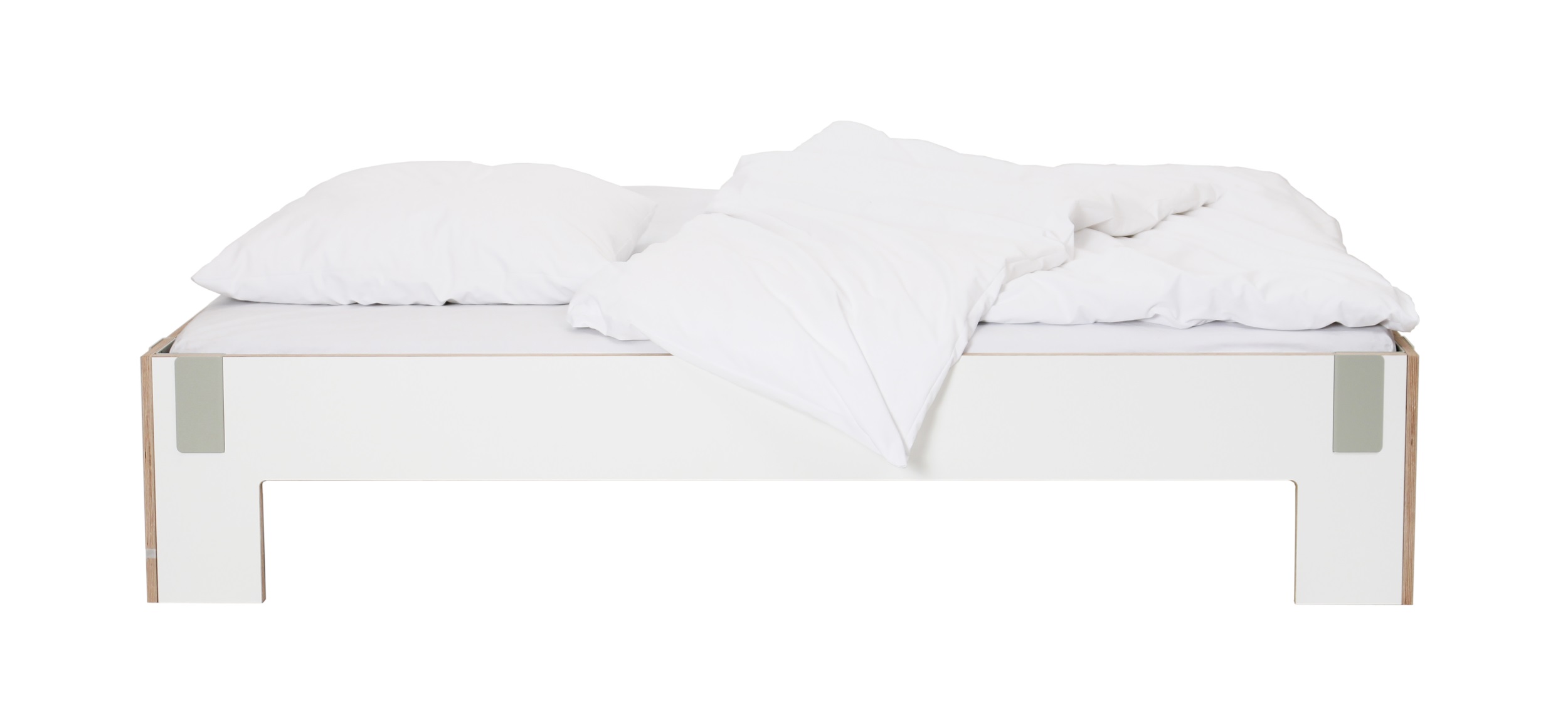 Modernes Bett mit weißen Kissen und Decken, ideal für stilvolle Schlafzimmer.