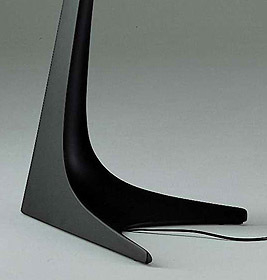 Detailaufnahme: Fuß der modernen Montjuic Stehleuchte von Artemide in Grau und Schwarz.