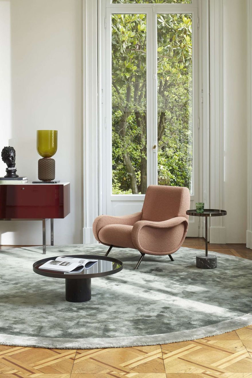 Rosa Cassina Sessel im Wohnzimmer. Design-Sessel mit geschwungenen Formen und elegantem Design.