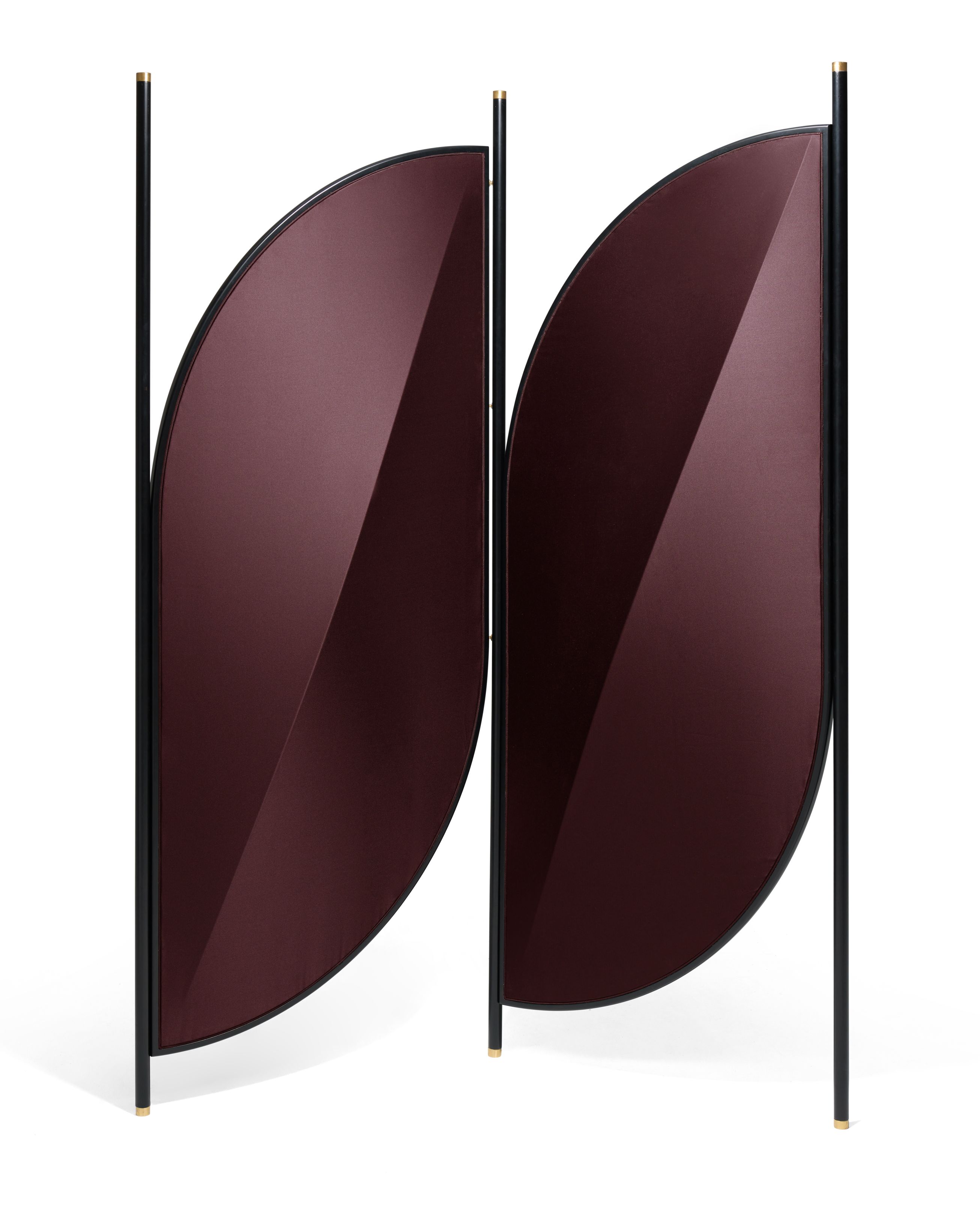 Feng Paravent von Wiener GTV Design: Zweiteiliger Raumteiler mit bordeauxroten, blattförmigen Flächen und schwarzem Rahmen.