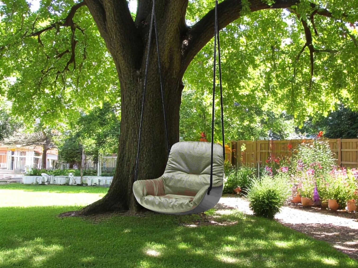 Gepolsterte Hängesessel-Schaukel für den Garten, befestigt an einem Baum, für entspannte Stunden im Freien.