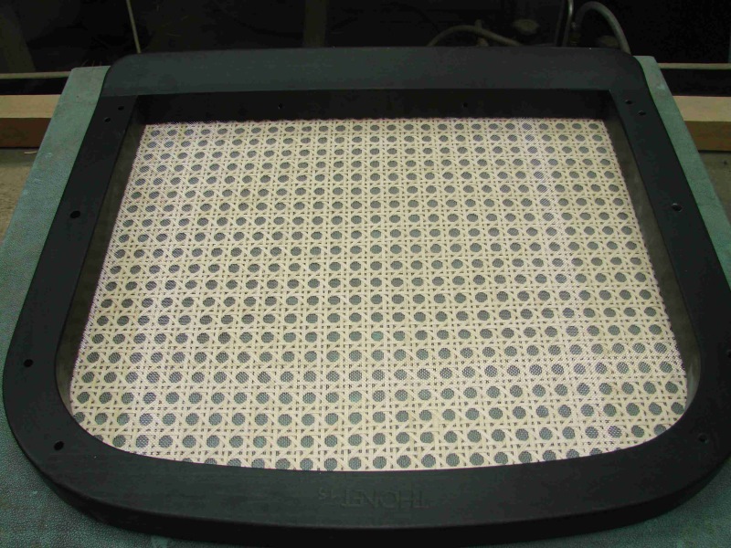 Sitzfläche für Thonet Freischwinger S32/S64: Ersatzteil mit Wiener Geflecht und schwarzem Rahmen.