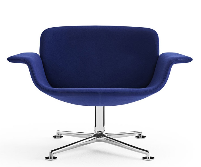 Blauer KN01 Lounge Drehsessel von Knoll International mit verchromtem Fußkreuz, moderne Sitzmöbel.