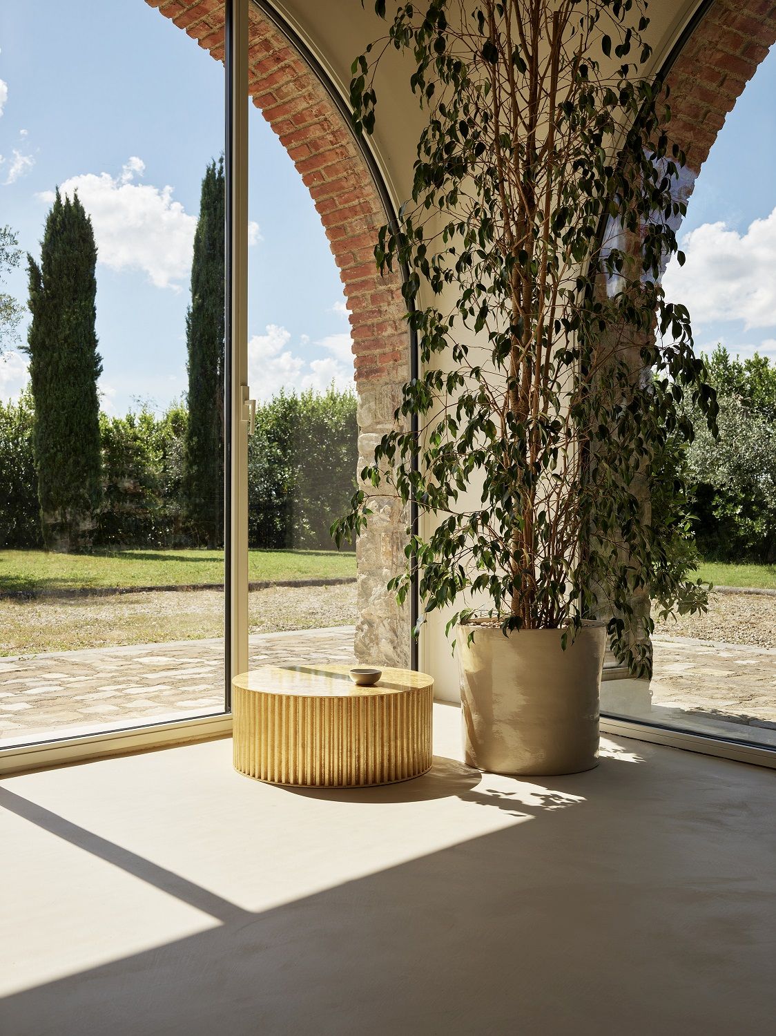 Goldener Herclino Couchtisch im Innenbereich, runde Form, geriffelte Oberfläche, modernes Design.