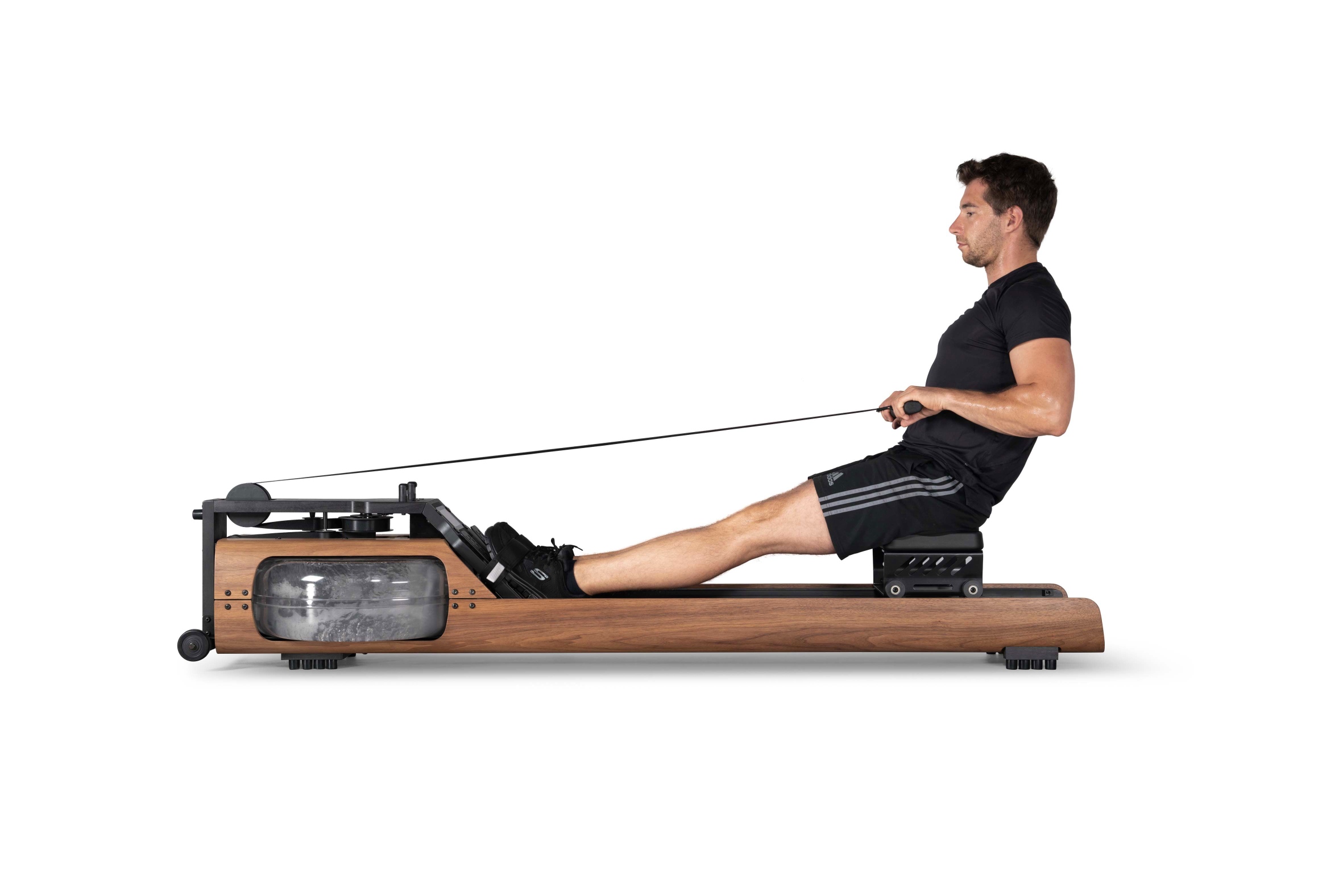 Mann trainiert auf einem Waterrower Rudergerät aus Holz. Premium Fitnessgerät für Zuhause.