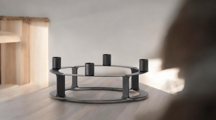 Schwarzer Lucca Kerzenständer von Novoform mit vier Kerzenhaltern auf einem Holztisch. Skandinavisches Design.