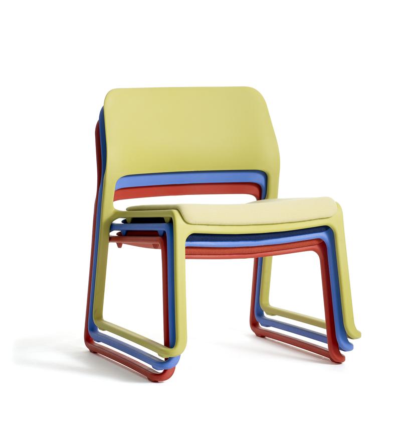 Gestapelte Spark Stühle von Knoll International für den Außenbereich in Gelb, Blau und Rot.