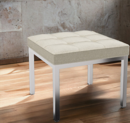 Quadratischer Relax Florence Hocker von Knoll International mit beigem Stoffbezug und Chromgestell.
