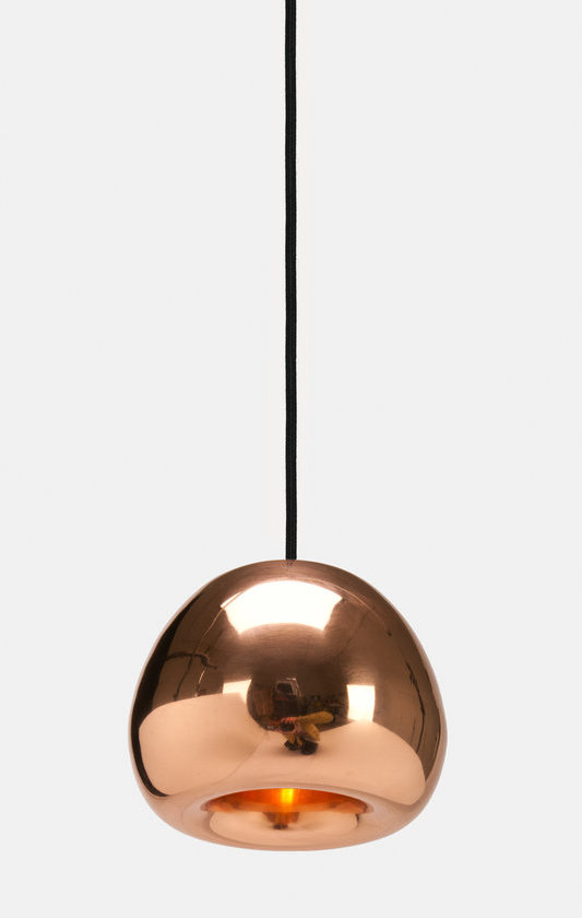 Nahaufnahme der Tom Dixon Void Mini Pendelleuchte aus Kupfer mit schwarzem Kabel.