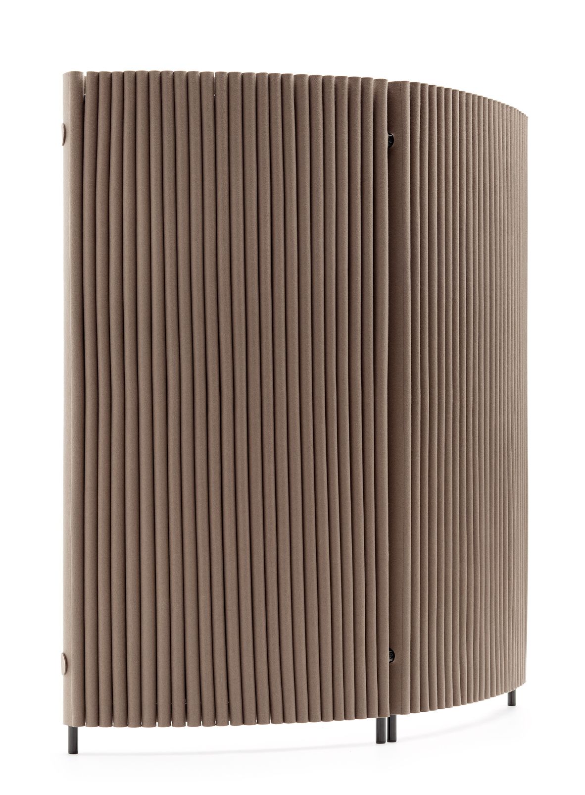 Hey Sign Welle Paravent, zwei gebogene Elemente in Braun, verbunden mit schwarzen Verbindern, Raumteiler aus Filz.