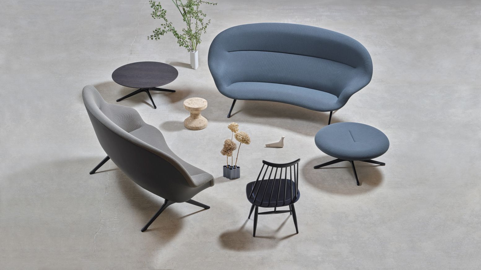 Abalon Table Couchtisch von Vitra, runder Tisch mit schwarzem Fuß in modernem Wohnzimmer.