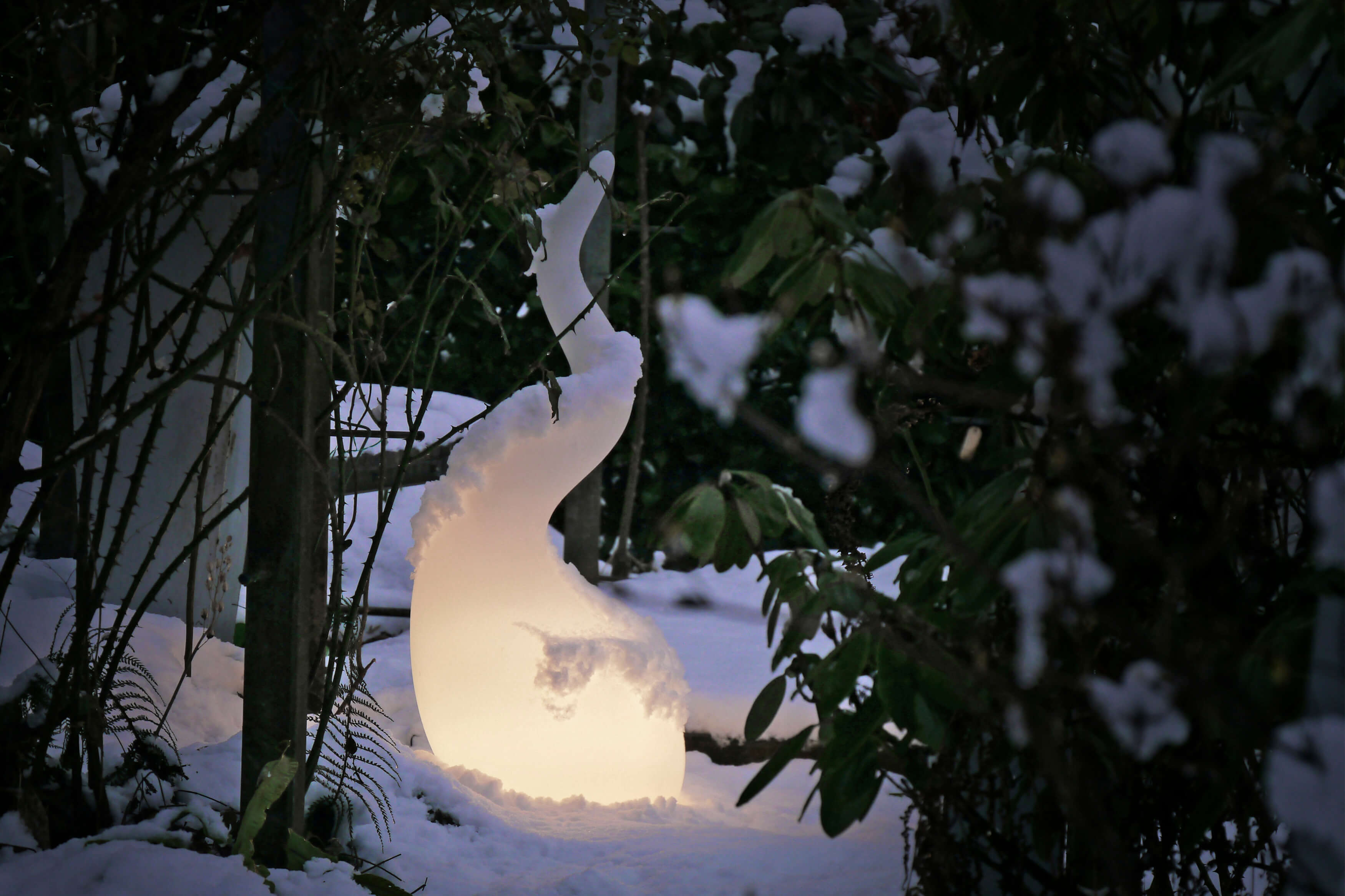 Alien SL Outdoor Leuchte im Schnee, moderne Gartenbeleuchtung, stimmungsvolles Licht im Winter.