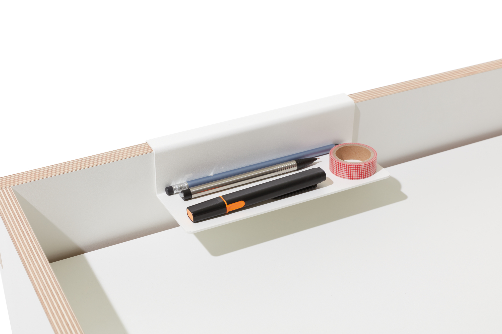Flai Zubehör für Sekretär: Weiße Ablage mit Stiften und Klebeband am Schreibtisch.