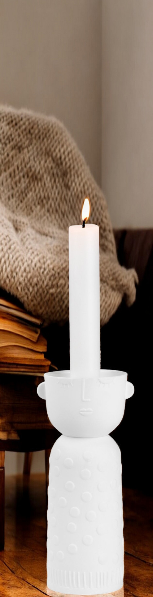 Weißer Porzellan Kerzenhalter "Lichtgestalt Luna" von Räder mit brennender Kerze. Dekorative Wohnaccessoires für gemütliches Ambiente.