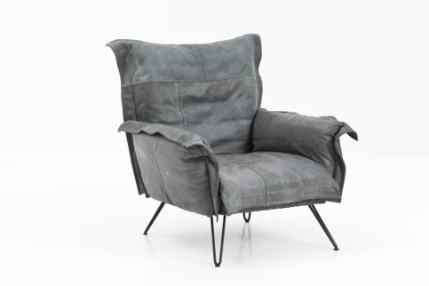 Grauer Cloudscape Sessel von Moroso Diesel mit weicher Polsterung und schwarzen Metallbeinen.