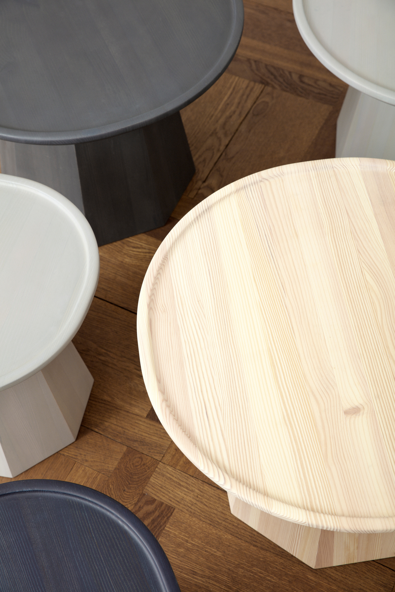 Ansicht von oben: Mehrere Pine Table Beistelltische von Normann Copenhagen in verschiedenen Farben.