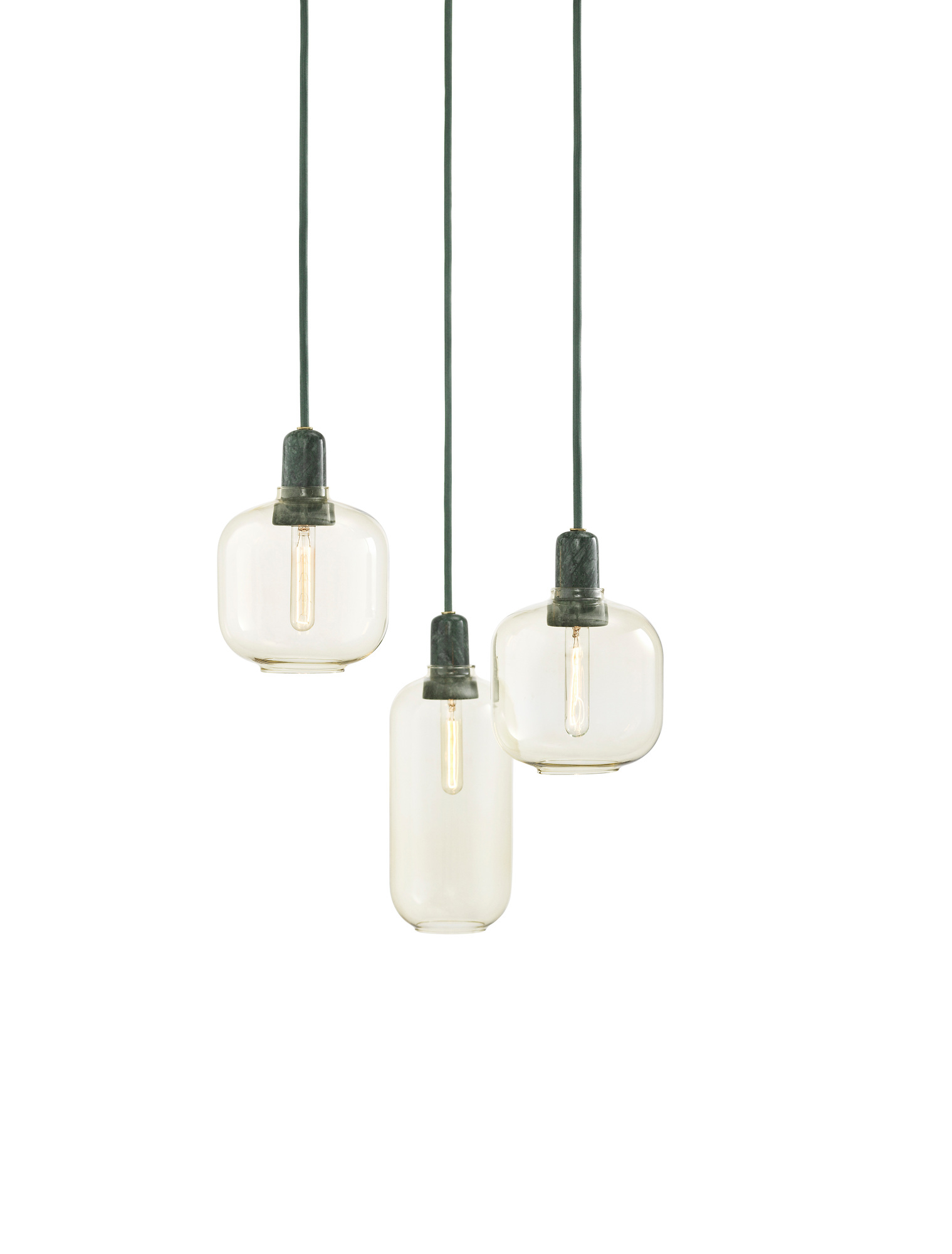 Drei Normann Copenhagen Amp Lamp Hängeleuchten mit klarem Glas und grünen Kabeln.