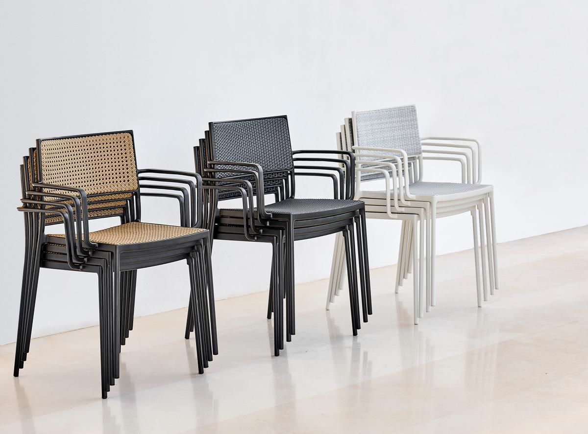 Stapelbare Less Outdoor Stühle von Cane-Line im 2er Set in verschiedenen Farben. Gartenstühle mit Armlehne.