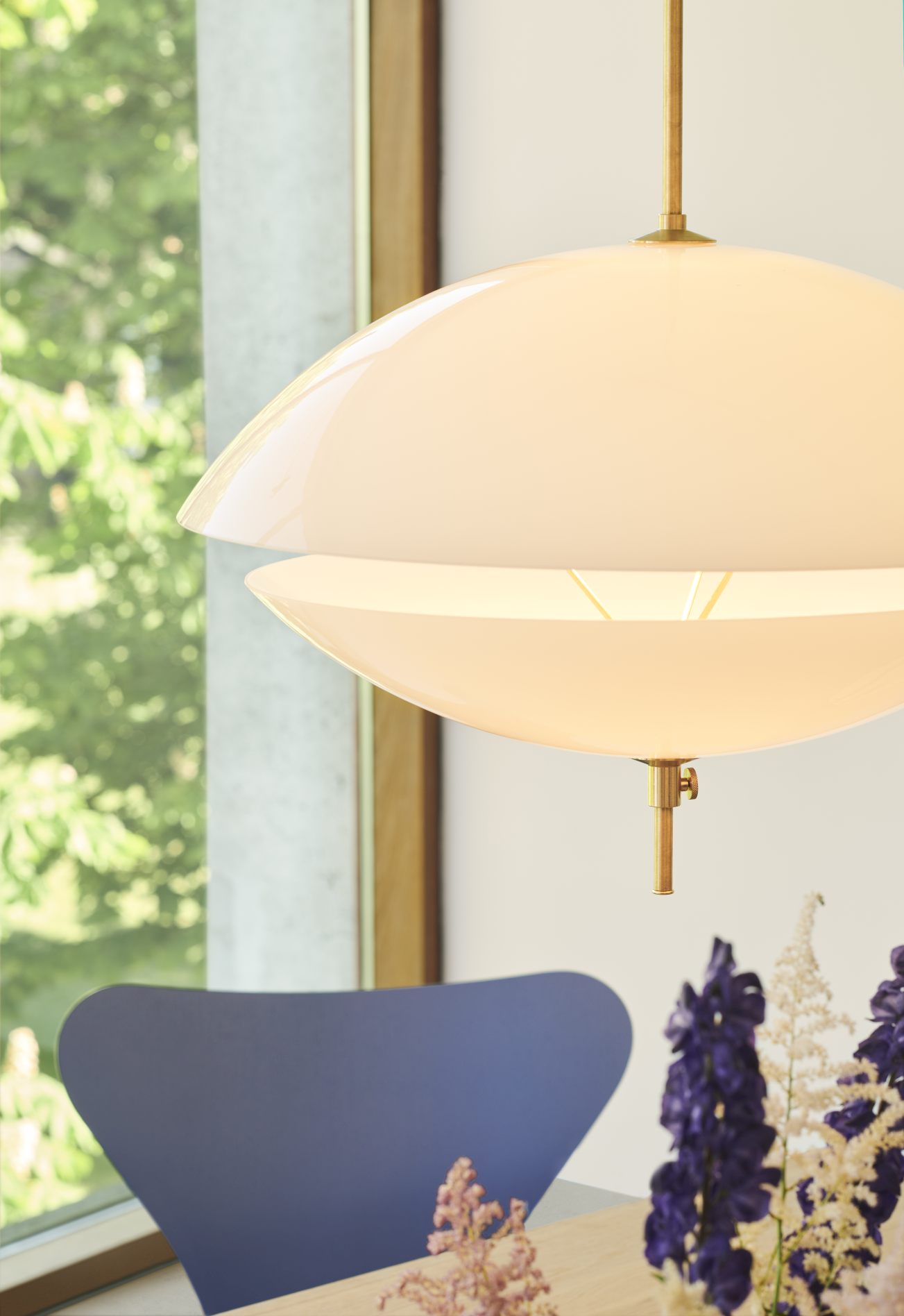 Nahaufnahme der Clam Pendelleuchte von Fritz Hansen (55 cm) mit Messingdetails. Moderne Hängelampe für Esszimmer.