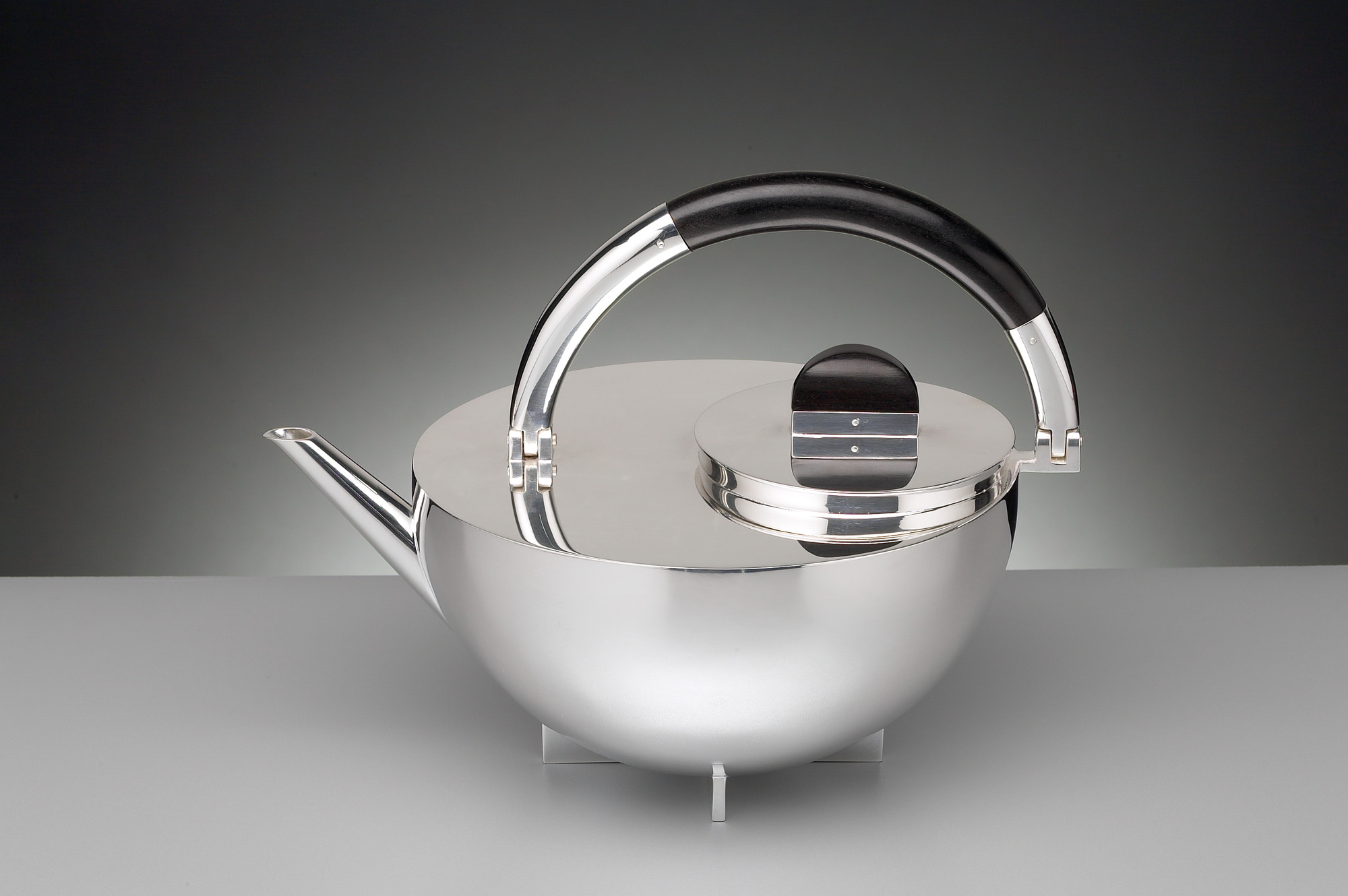 MBTK 24 Teekanne von Tecnolumen im Bauhaus-Stil: Silberne Teekanne mit Holzgriff und Ausgießer.