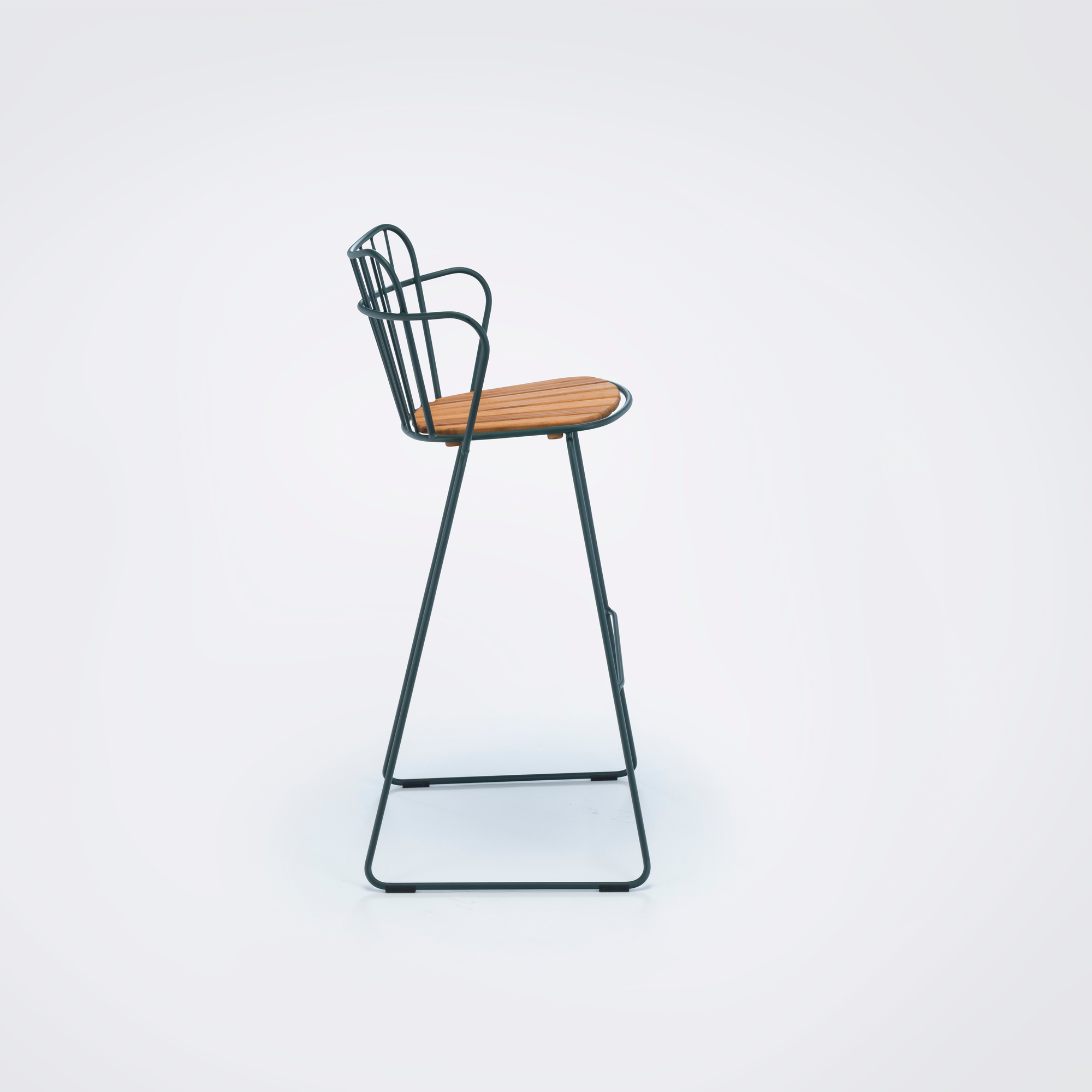 Paon Barhocker von Houe für den Außenbereich, Stahl und Bambus, Seitenansicht.