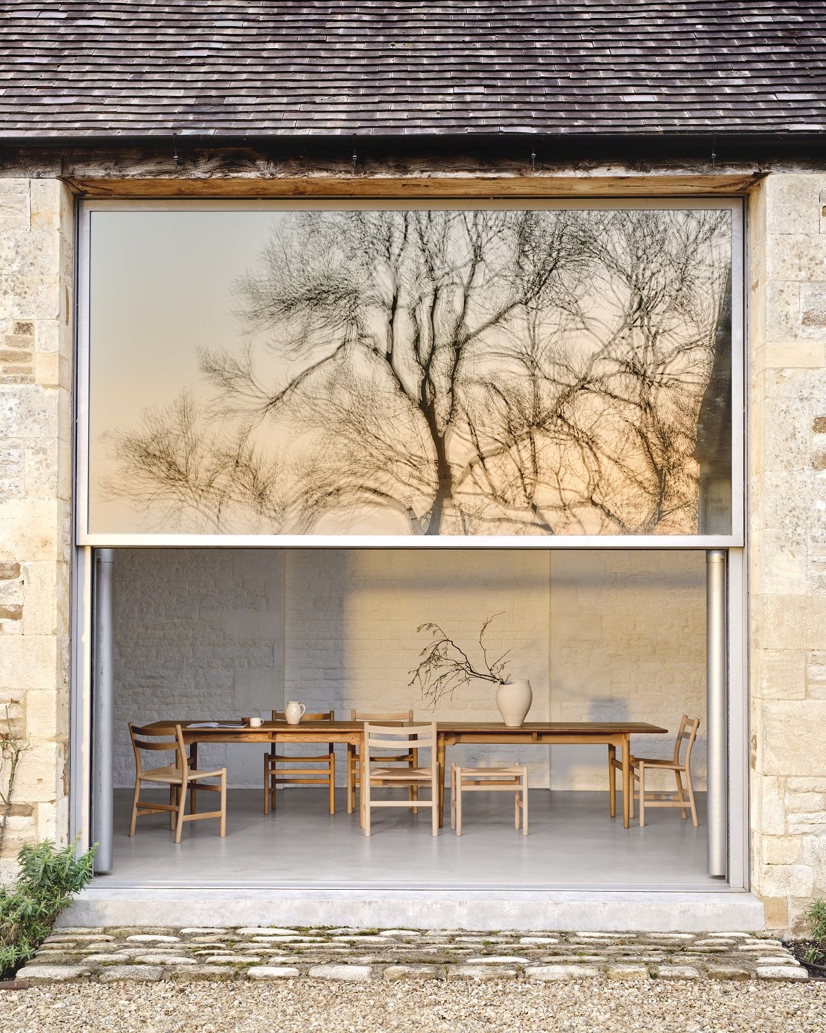 Esszimmer mit Holzmöbeln und CH46 Armlehnstühlen von Carl Hansen & Søn, natürliche Einrichtung.