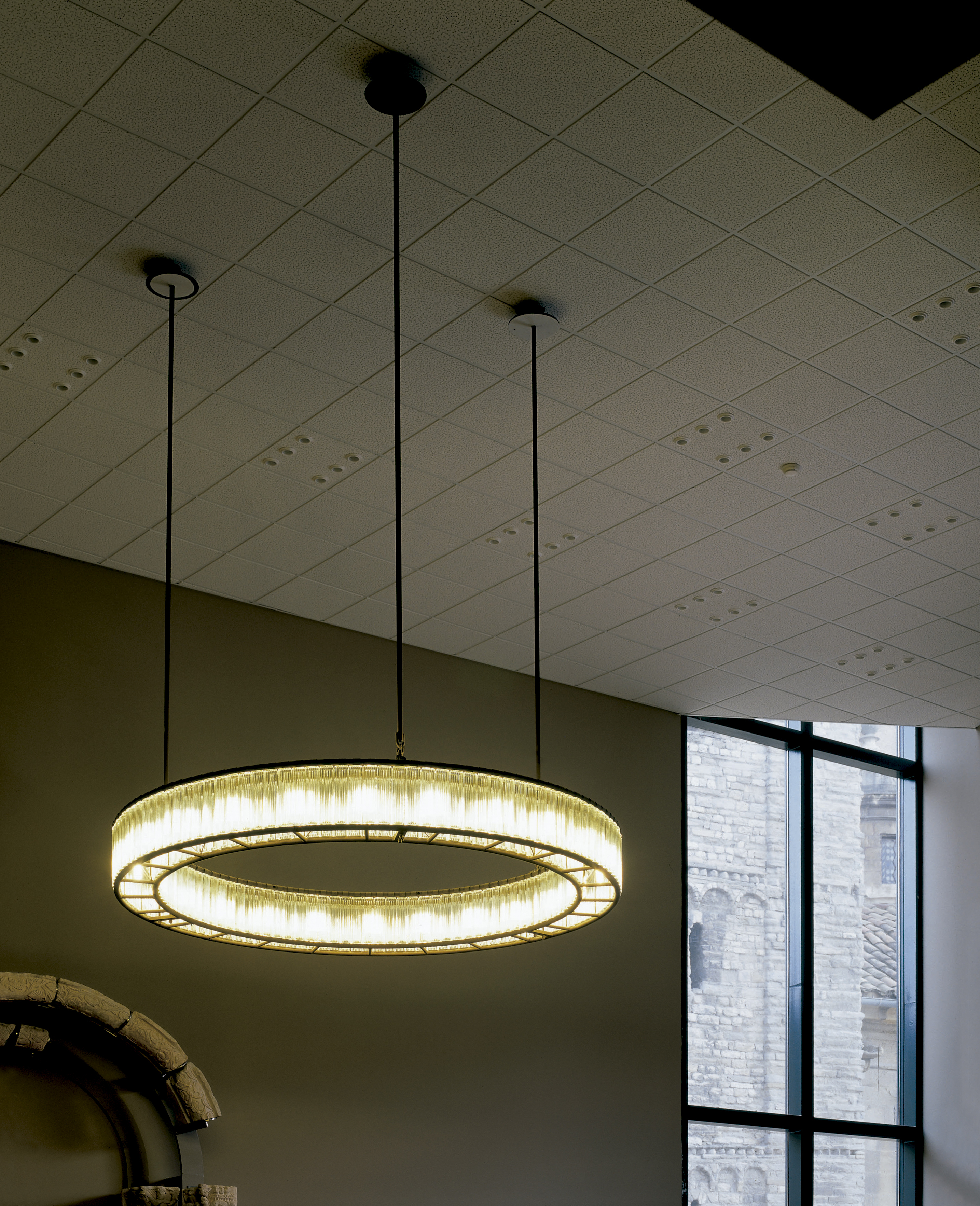 Estadio 250 Deckenleuchte von Santa & Cole: Runde Hängelampe mit Glasstäben und warmem Licht.