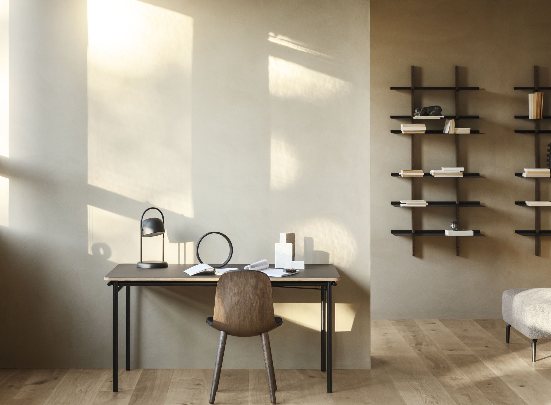 Taffel Esstisch in Kieselgrau von Eva Solo: Moderner Schreibtisch mit Lampe und Holzstuhl.