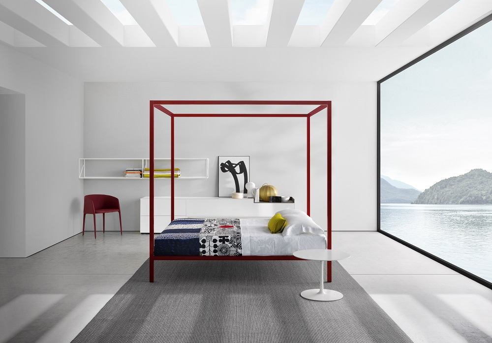 Rotes Aluminium Himmelbett von MDF Italia in modernem Schlafzimmer mit Seeblick.