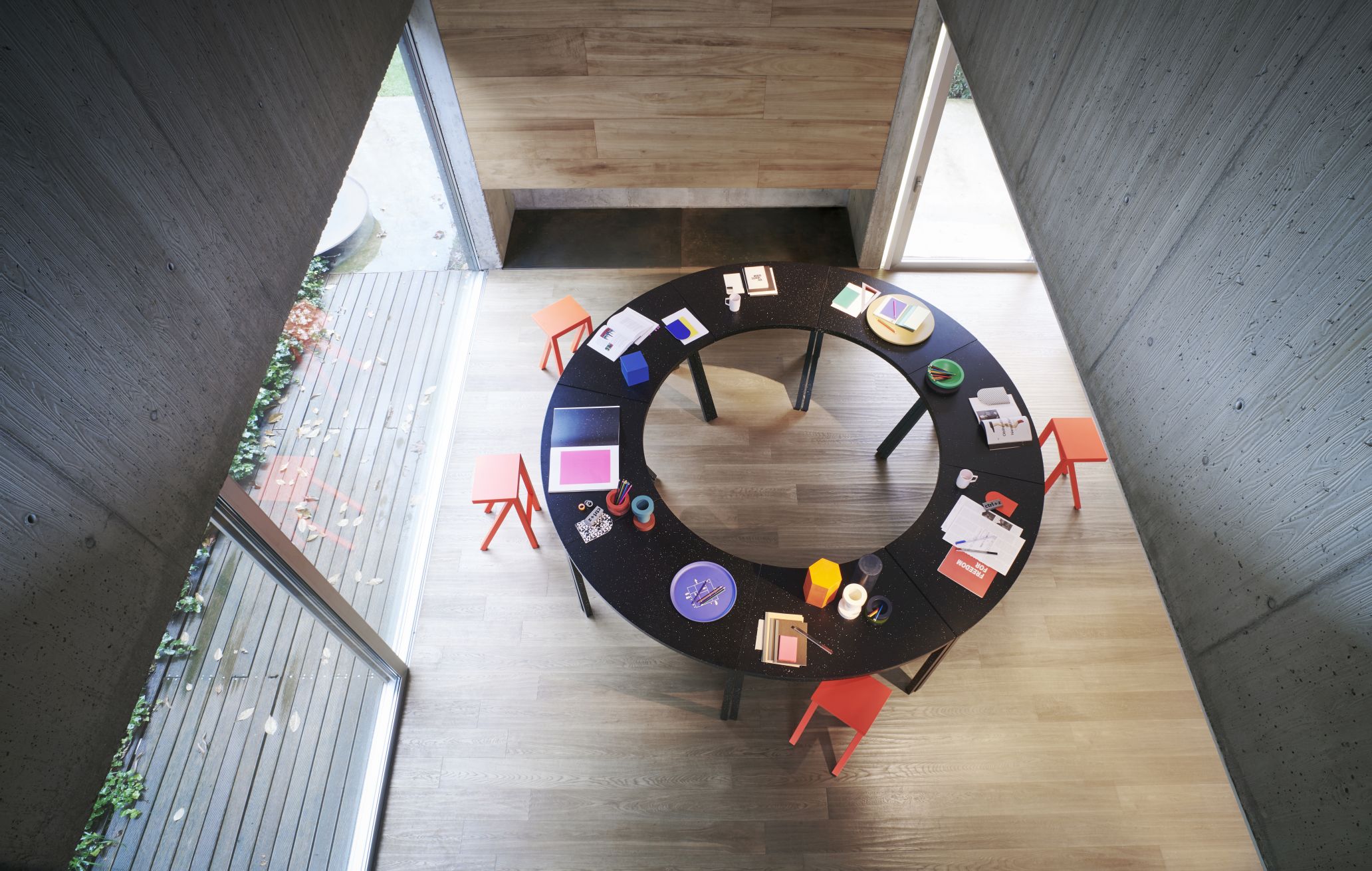 Draufsicht: Bureaurama Hocker/Barhocker Magis in modernem Raum mit rundem Tisch und kreativen Utensilien.