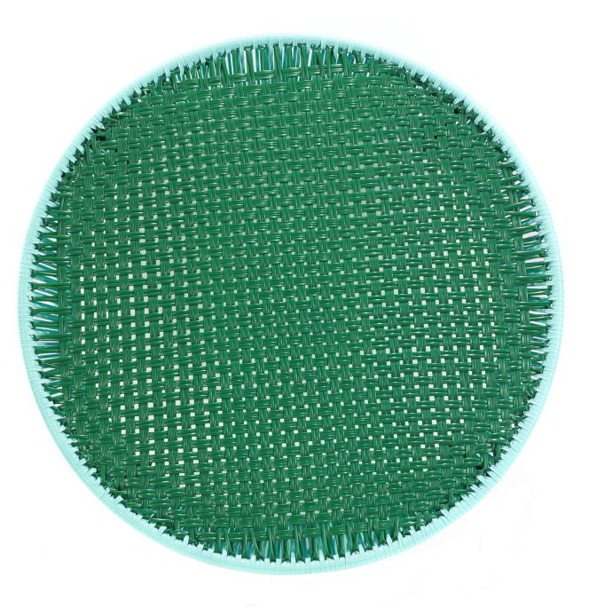 Detailaufnahme der Tischplatte des Caribe Beistelltisches in Smaragdgrün und Türkis. Outdoor-Möbel mit geflochtener Oberfläche.