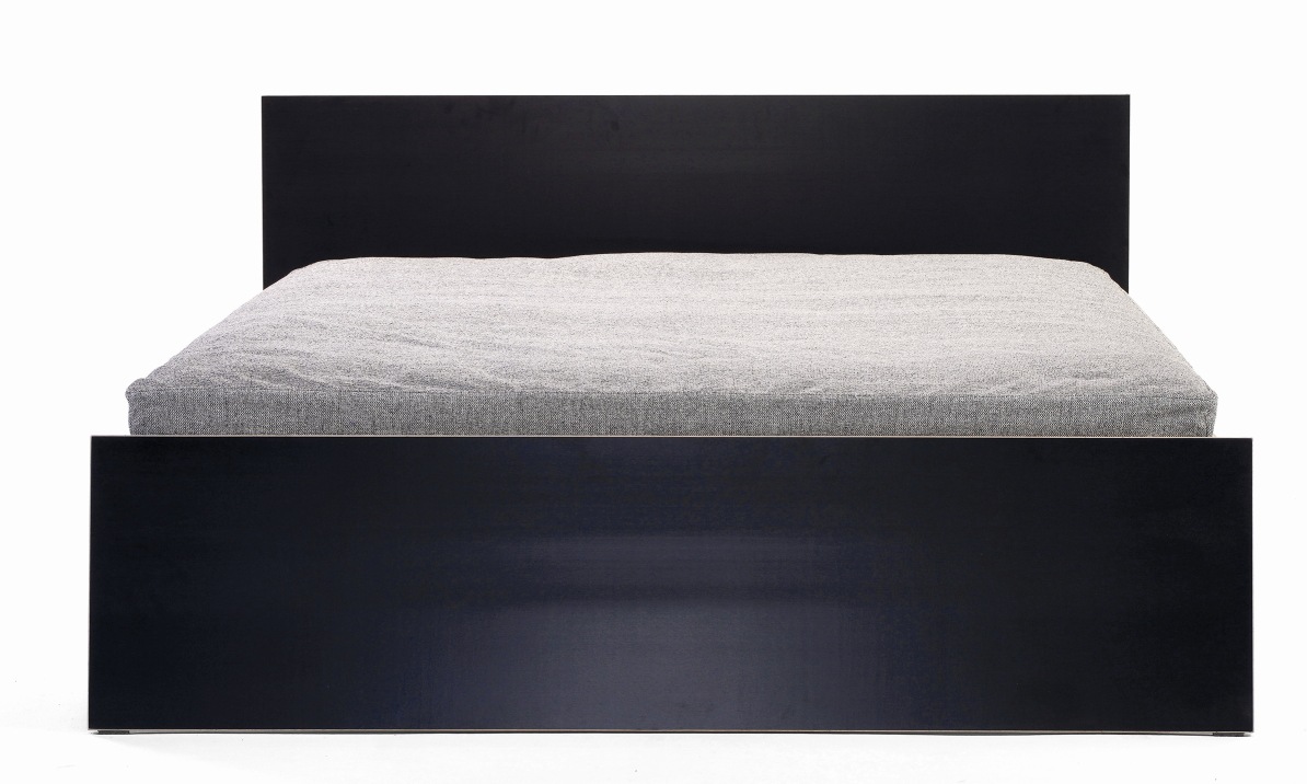 Schwarzes Stockholm Bett von Richard Lampert mit hohem Kopfteil und grauer Matratze.