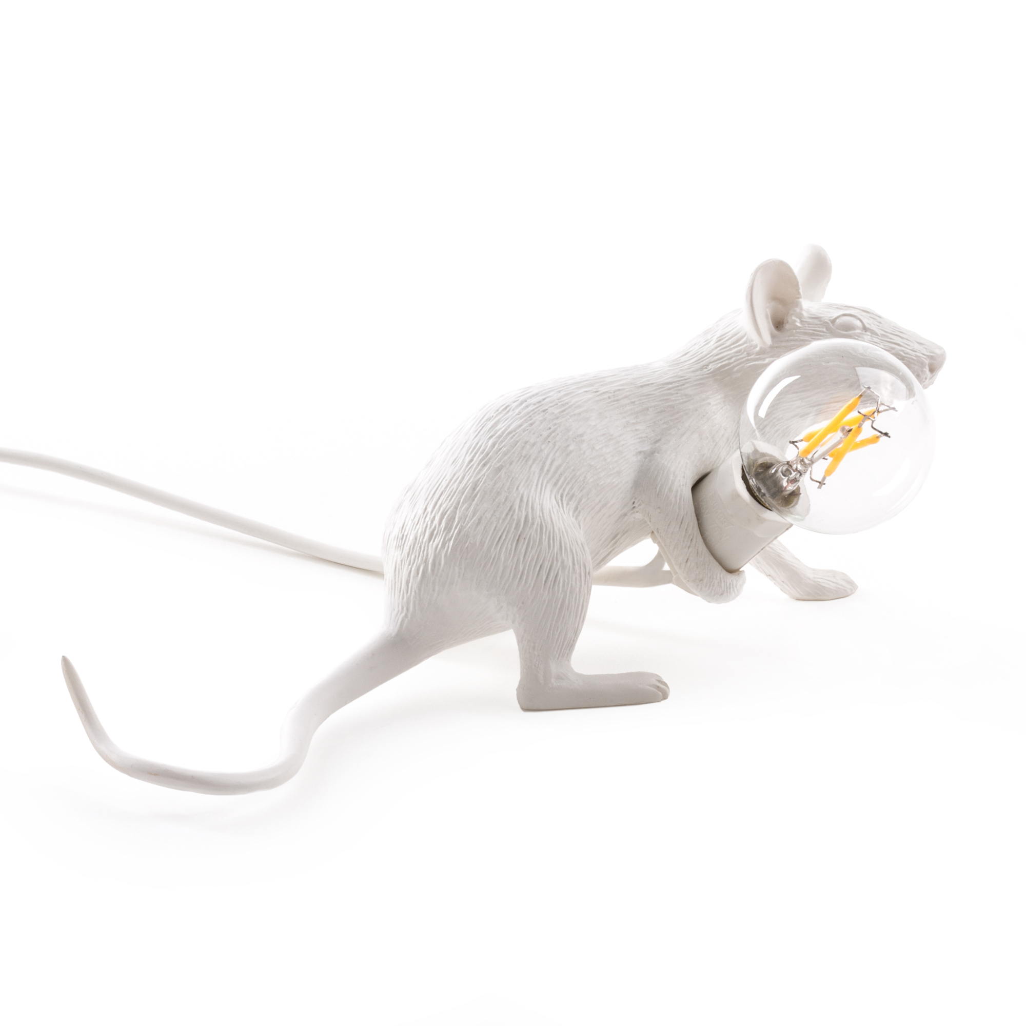 Weiße Mouse Lamp Tischleuchte von Seletti mit USB-Anschluss, in Form einer Maus, die eine Glühbirne hält.