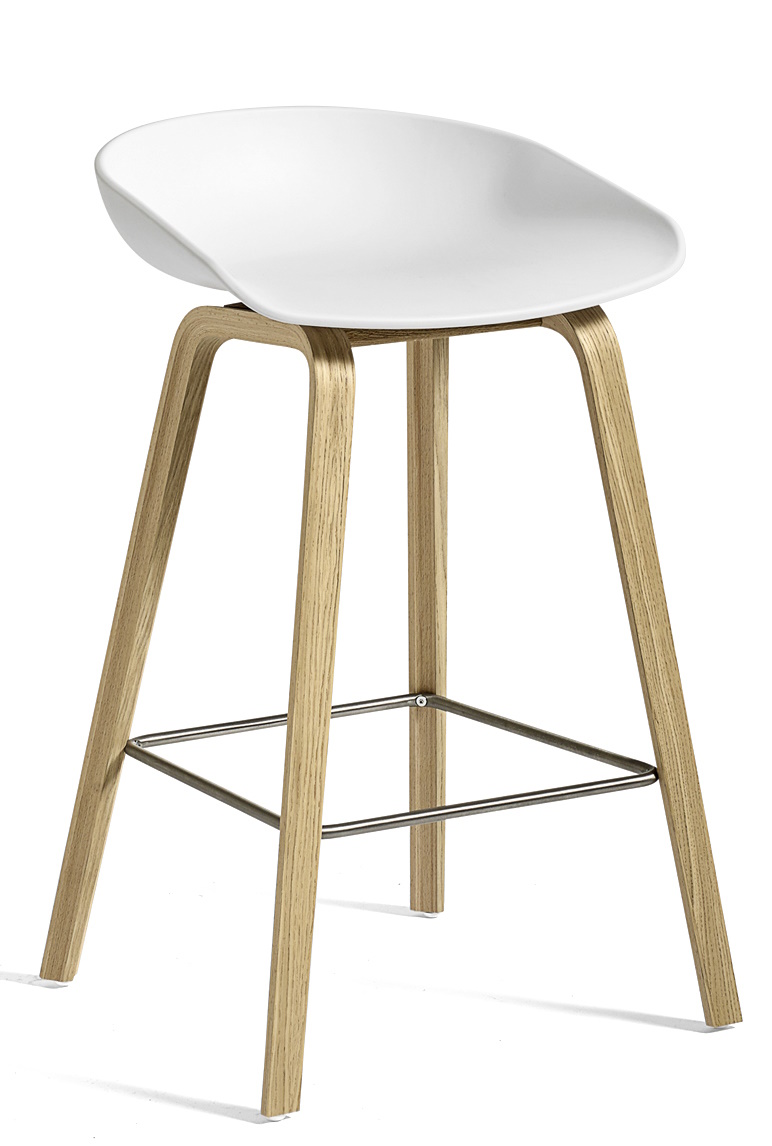 Weißer Hay About a Stool AAS32 Barhocker mit hellem Holzgestell und Fußstütze aus Metall.