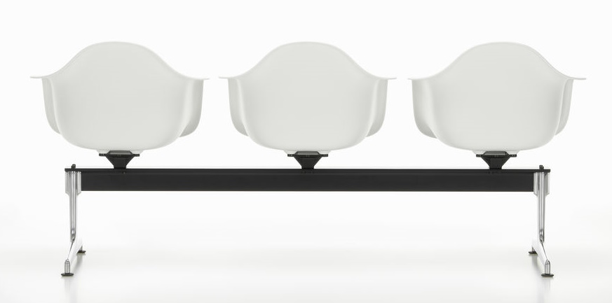 Eames Plastic Armchair RE auf Traverse Vitra