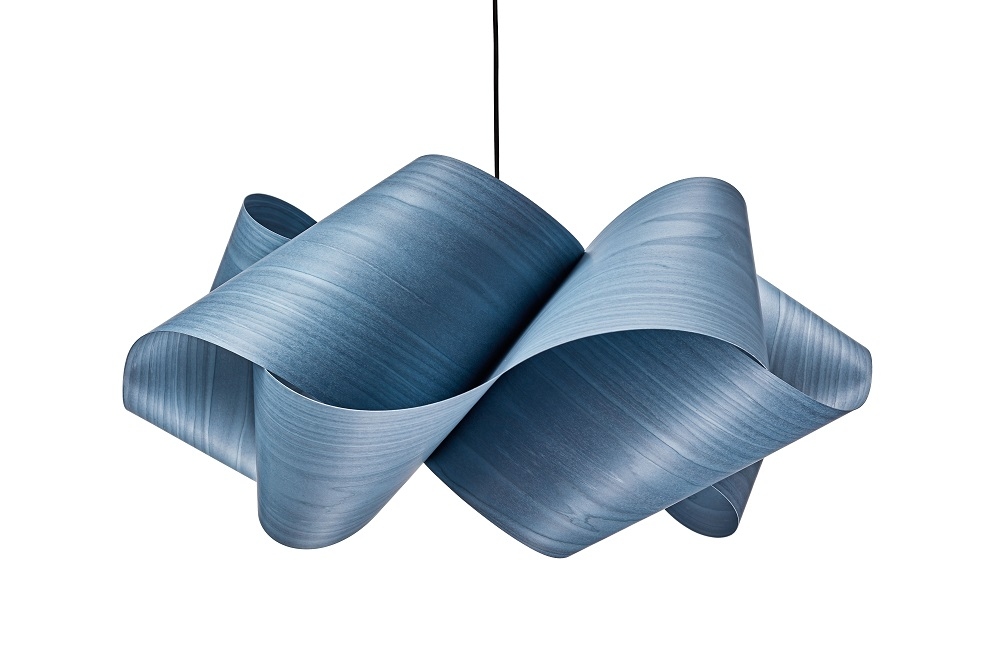 Detailaufnahme der blauen Swirl Pendelleuchte von LZF Lamps, modernes Design für Wohnräume.