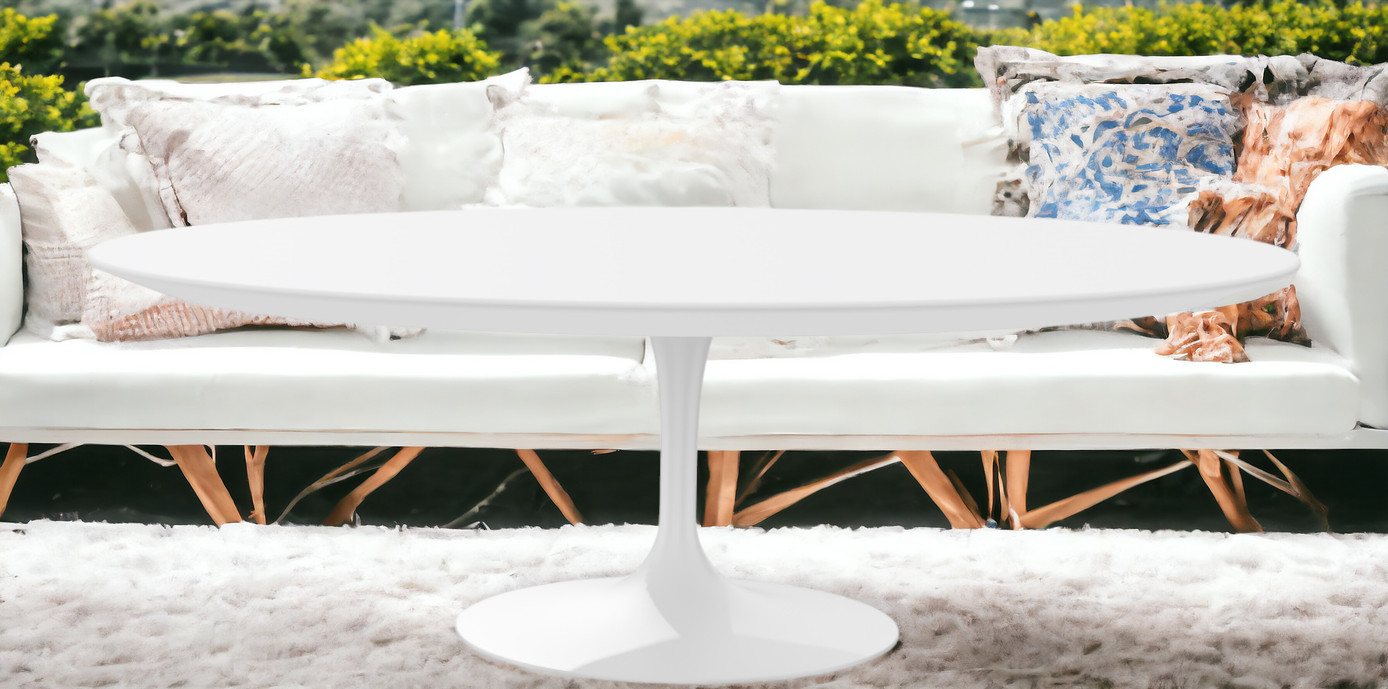 Outdoor Saarinen Couchtisch von Knoll International, rund, weiß, auf einer Terrasse mit Sofa.