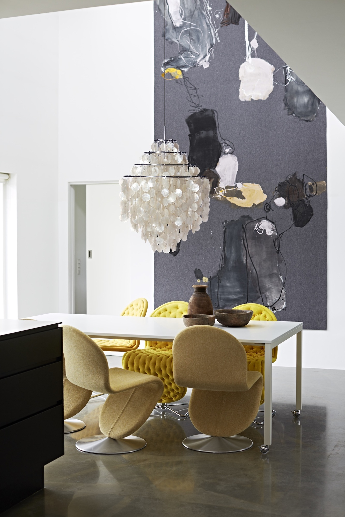 FUN Pendelleuchte von Verpan über Esstisch mit Stühlen, modernes Design, Muscheln und stilvolle Beleuchtung.