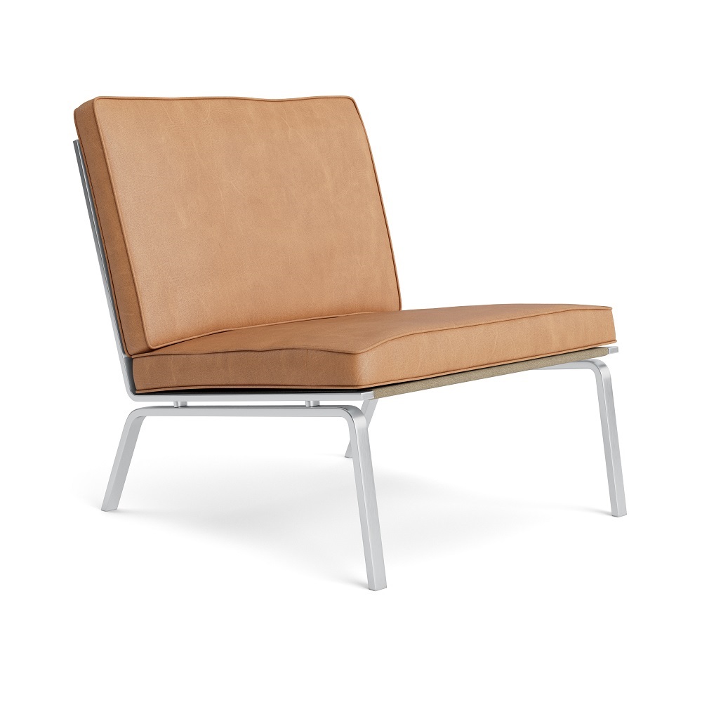 Man Lounge Chair Sessel Norr11 Camel: Moderner Sessel mit hellbraunem Lederbezug und silbernem Metallgestell.